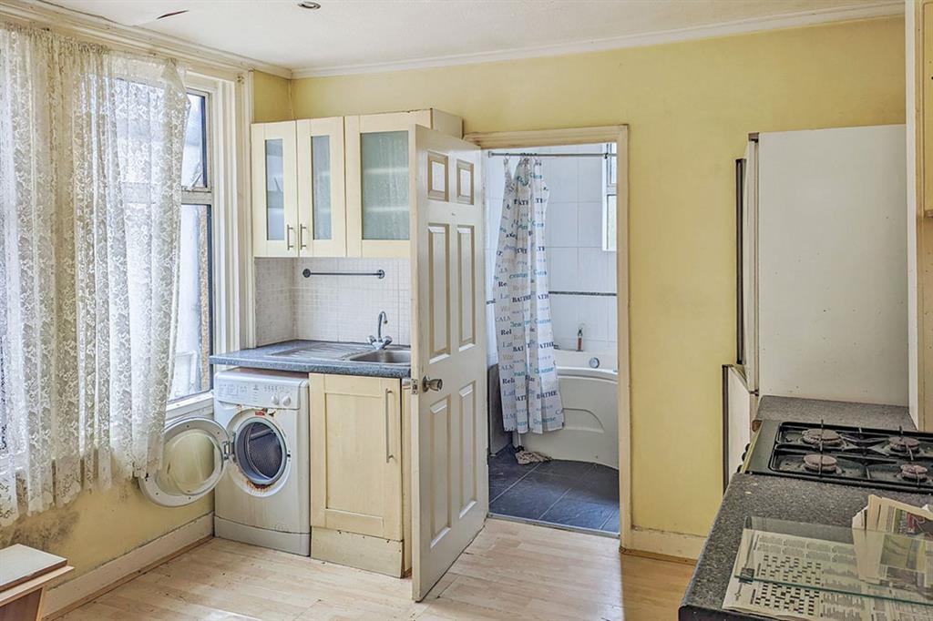 165a, Pinner Road, HARROW, Middlesex, HA1 4EX