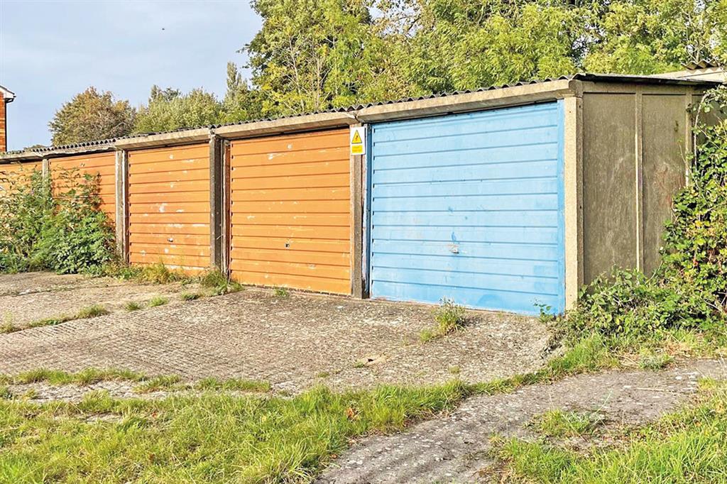 17 Garages at, Springhill Road, AYLESBURY, Buckinghamshire, HP18 0TF
