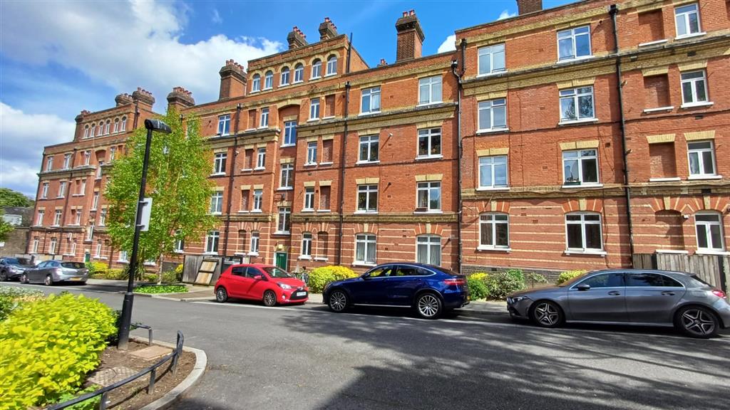 Flat 8, Block B Peabody Estate, Rosendale Road, London, SE24 9DZ