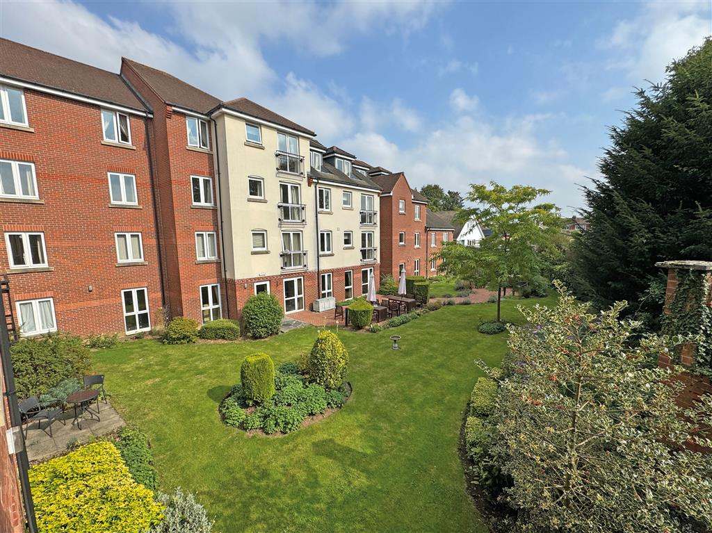 36 Roman Court, High Street, EDENBRIDGE, Kent, TN8 5LW