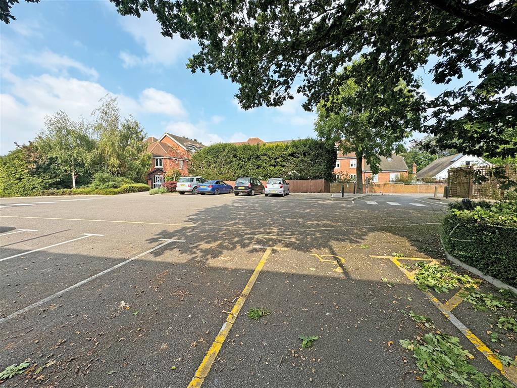 36 Roman Court, High Street, EDENBRIDGE, Kent, TN8 5LW