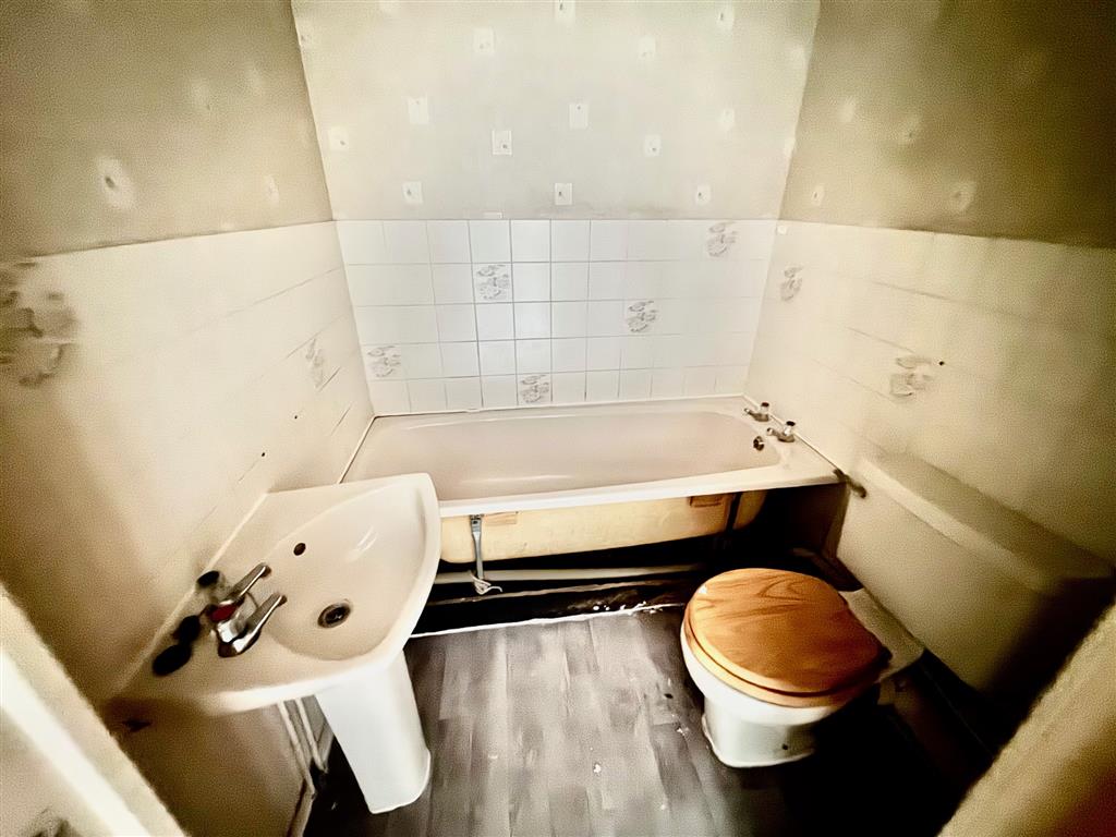 27, Willenhall Drive, HAYES, Middlesex, UB3 2UT