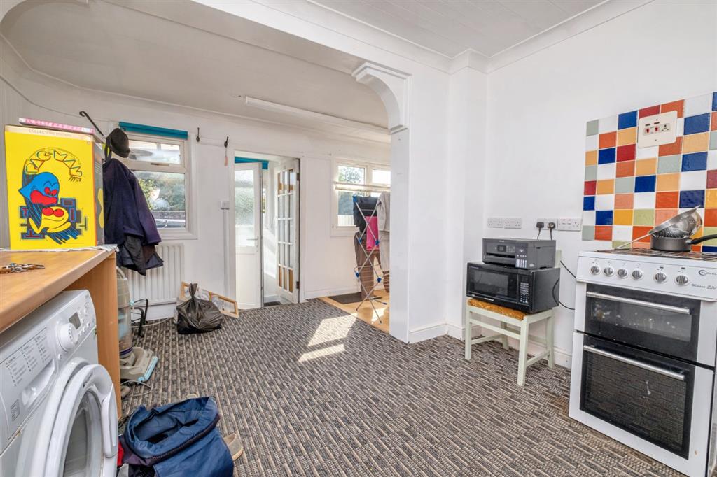 33, Ayebridges Avenue, EGHAM, Surrey, TW20 8HS