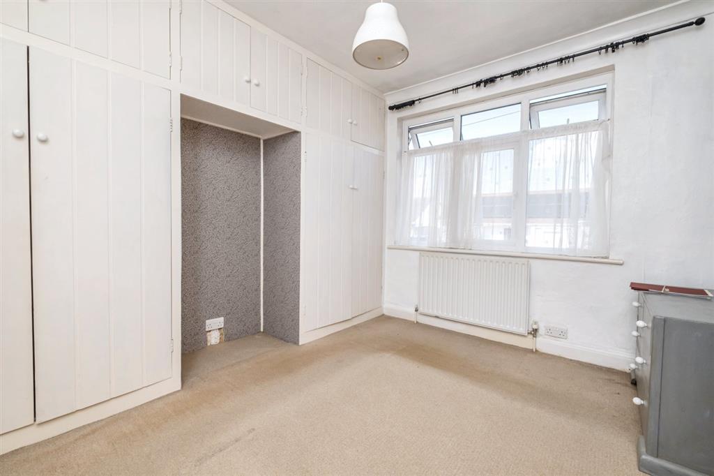 33, Ayebridges Avenue, EGHAM, Surrey, TW20 8HS