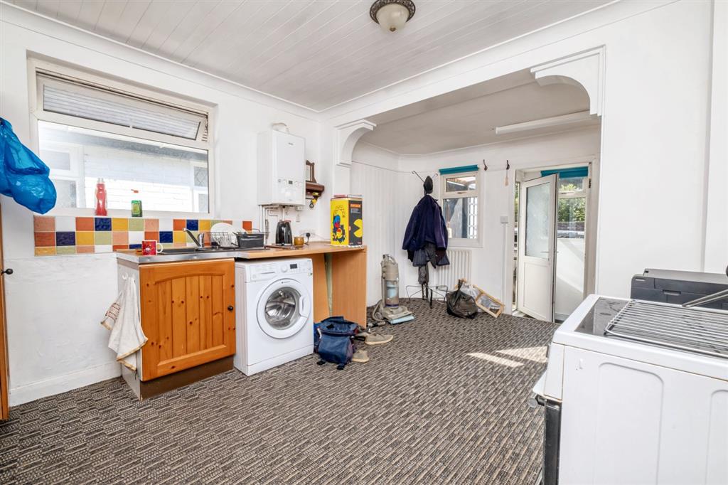 33, Ayebridges Avenue, EGHAM, Surrey, TW20 8HS