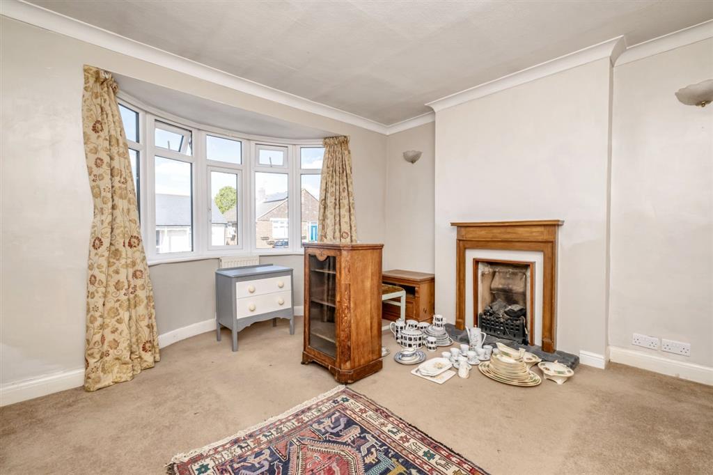 33, Ayebridges Avenue, EGHAM, Surrey, TW20 8HS