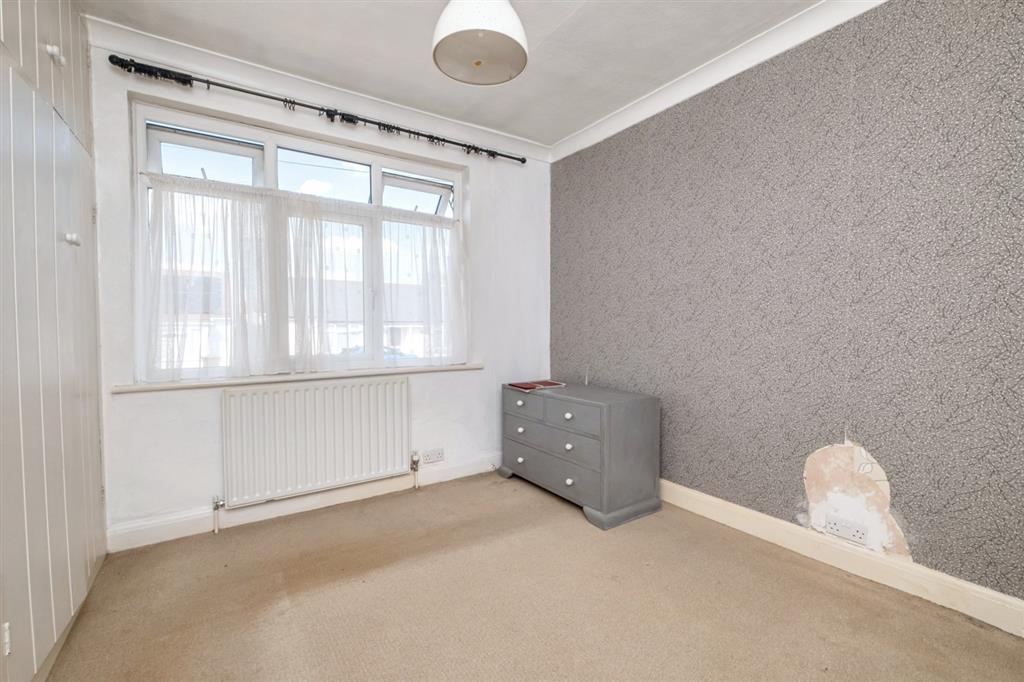 33, Ayebridges Avenue, EGHAM, Surrey, TW20 8HS