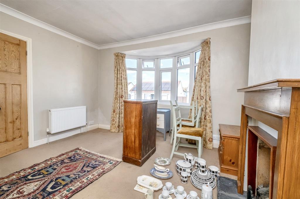 33, Ayebridges Avenue, EGHAM, Surrey, TW20 8HS