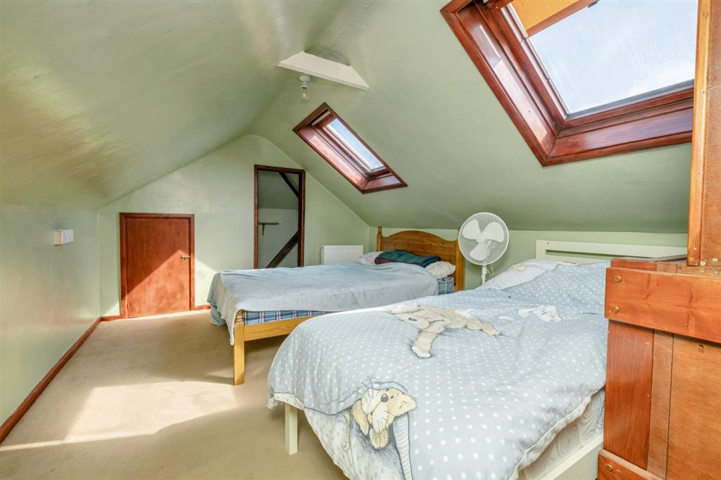 33, Ayebridges Avenue, EGHAM, Surrey, TW20 8HS