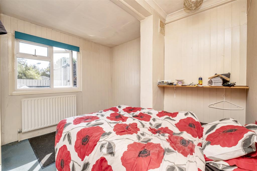 33, Ayebridges Avenue, EGHAM, Surrey, TW20 8HS