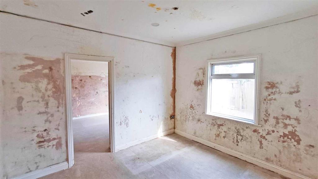 35, Cross Road, ROMFORD, Essex, RM7 8AU