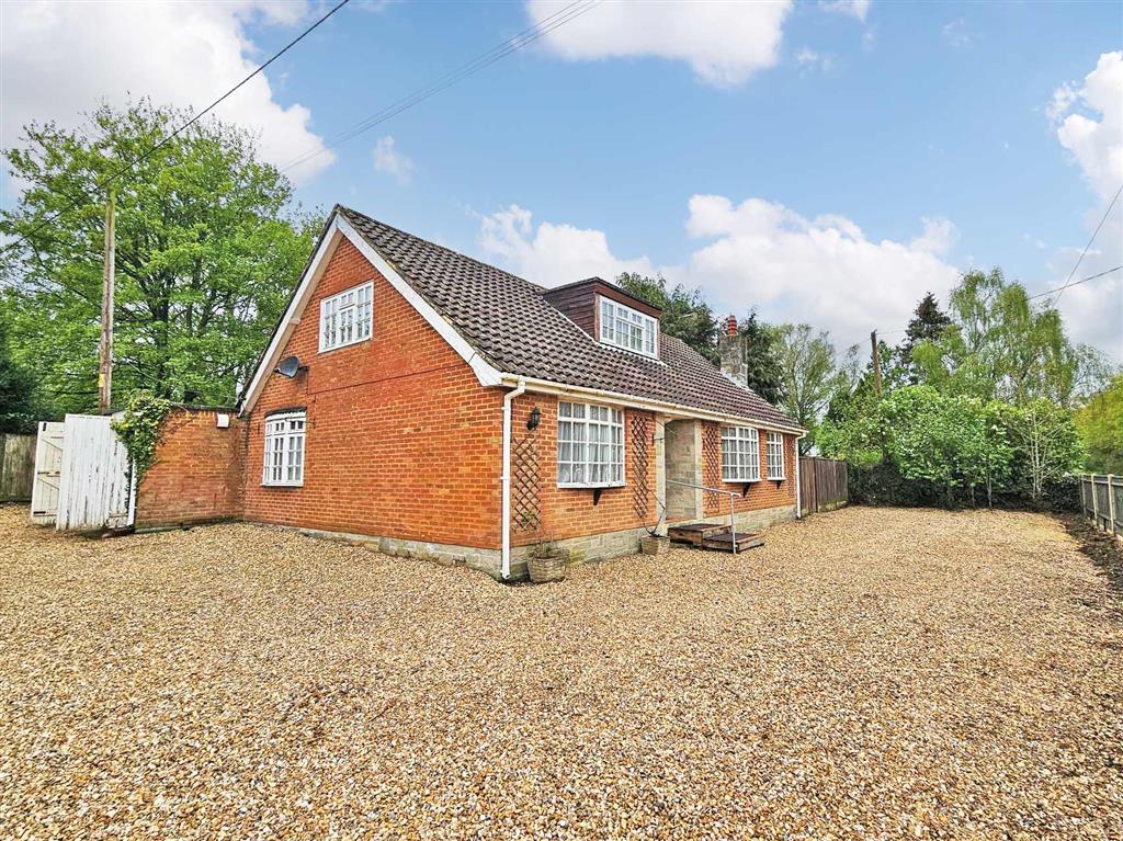 Luckystone, Carters Clay Road, ROMSEY, Hampshire, SO51 0GL