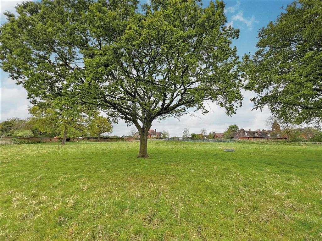 Orchard Stables, Woodlands Lane, COBHAM, Surrey, KT11 3QA