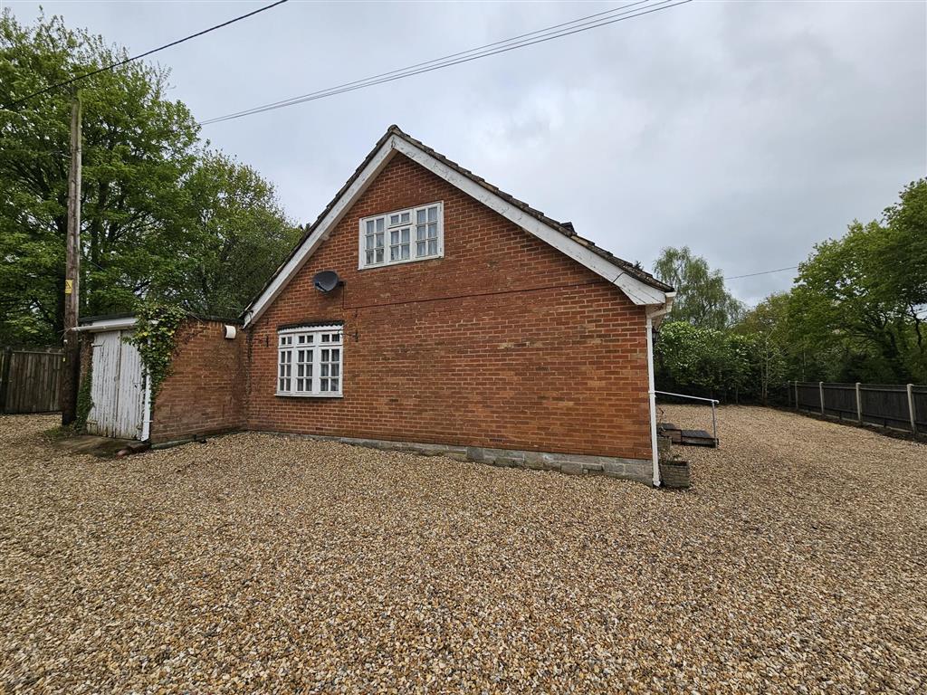 Luckystone, Carters Clay Road, ROMSEY, Hampshire, SO51 0GL