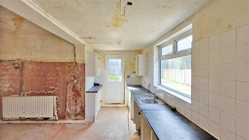 35, Cross Road, ROMFORD, Essex, RM7 8AU