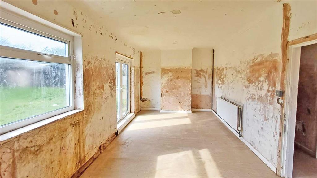 35, Cross Road, ROMFORD, Essex, RM7 8AU