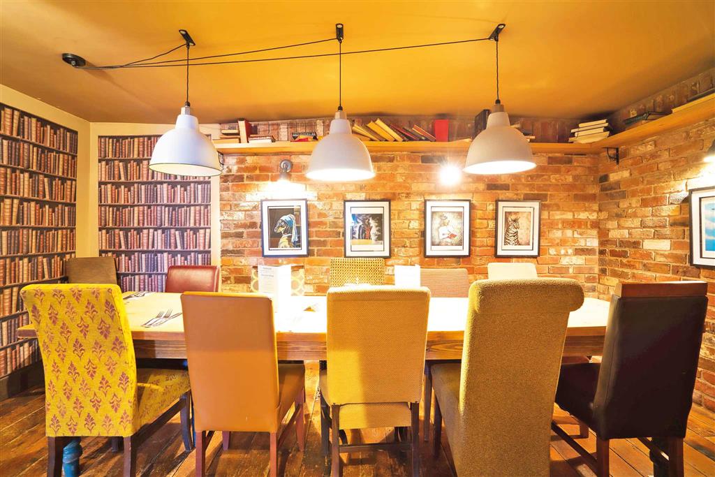 Swan House, Knowle Sands, BRIDGNORTH, Shropshire, WV16 5JL