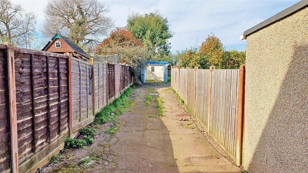 35, Cross Road, ROMFORD, Essex, RM7 8AU