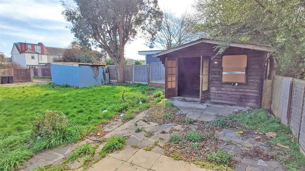 35, Cross Road, ROMFORD, Essex, RM7 8AU