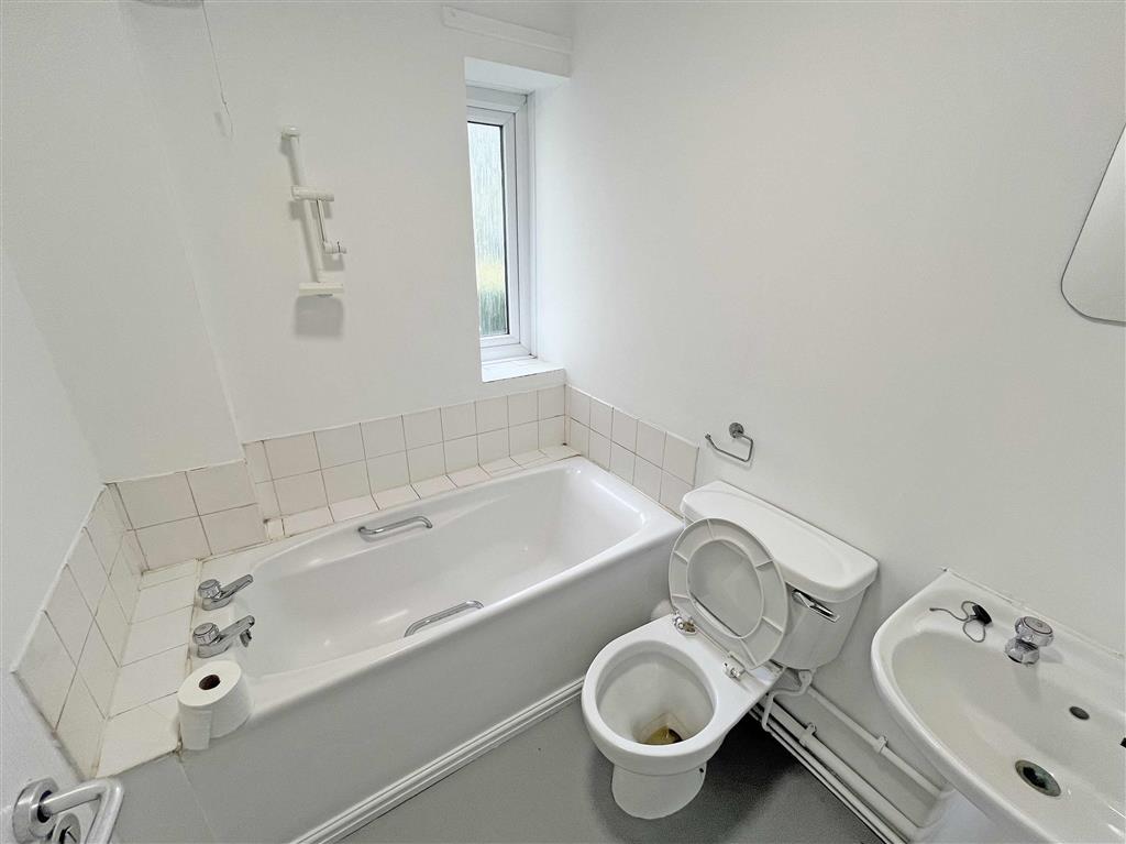 Flat 2 Caistor Garth, Rowantree Drive, BRADFORD, West Yorkshire, BD10 8ER