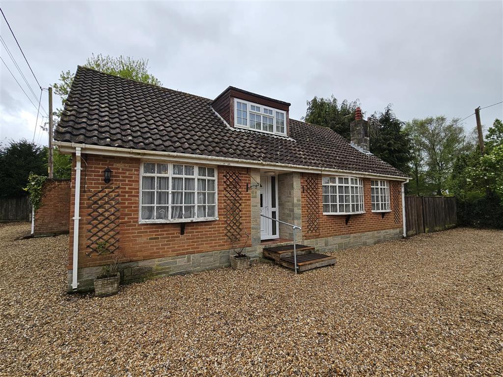 Luckystone, Carters Clay Road, ROMSEY, Hampshire, SO51 0GL