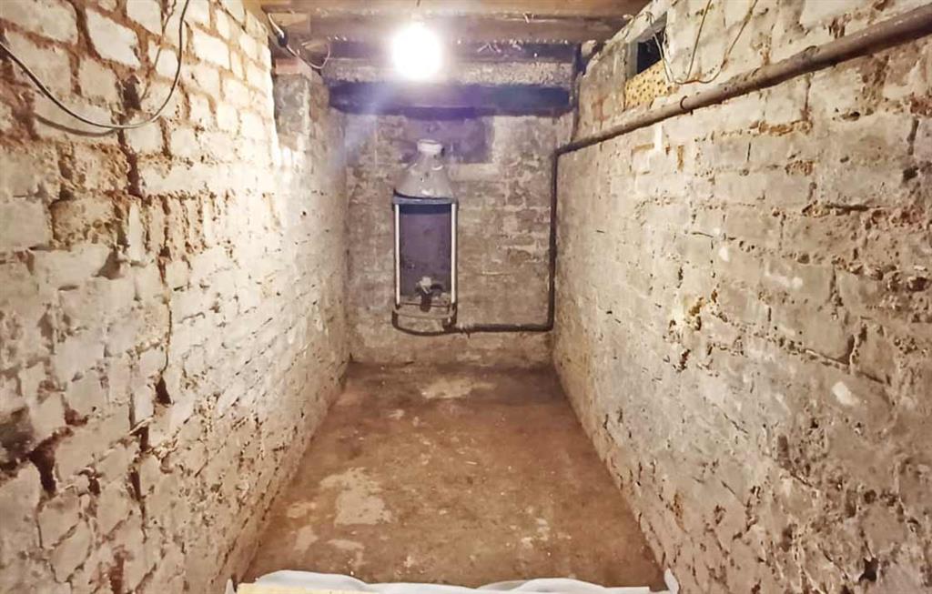 Basement Area, 42, Baldry Gardens, STREATHAM, London, SW16 3DJ