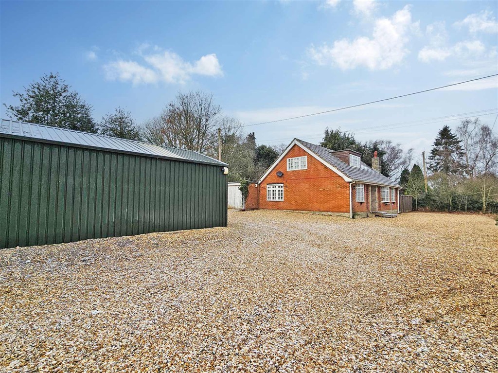 Luckystone, Carters Clay Road, ROMSEY, Hampshire, SO51 0GL