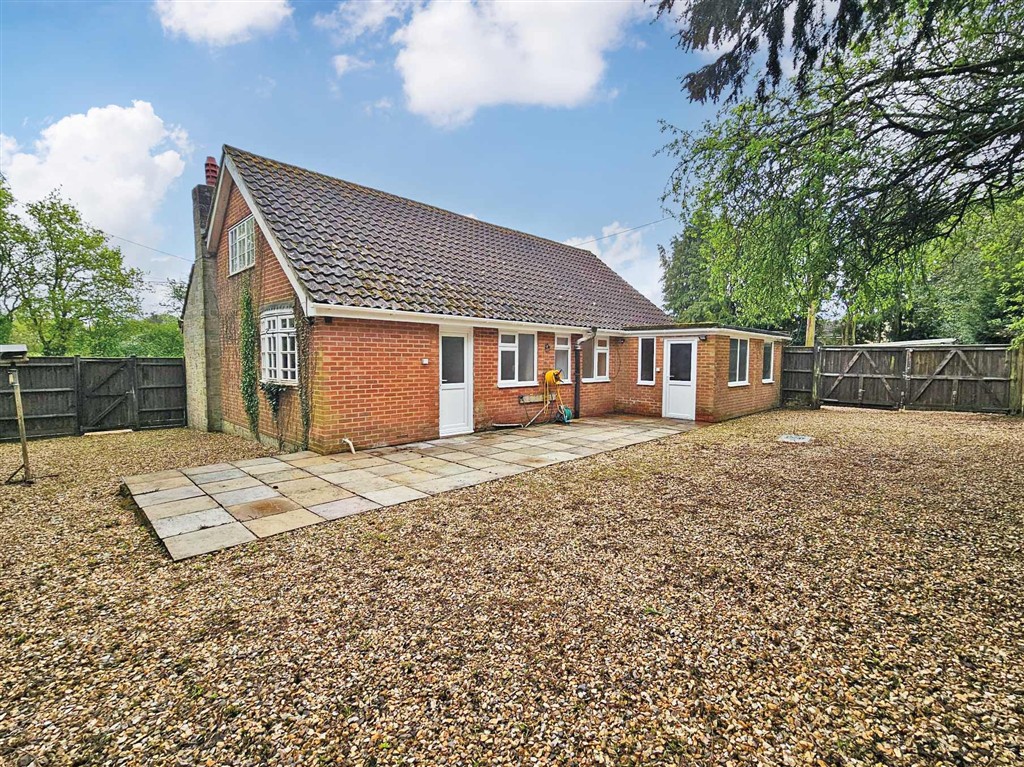 Luckystone, Carters Clay Road, ROMSEY, Hampshire, SO51 0GL