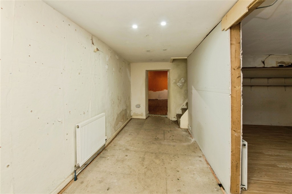 12, The Square, CULLOMPTON, Devon, EX15 3AA