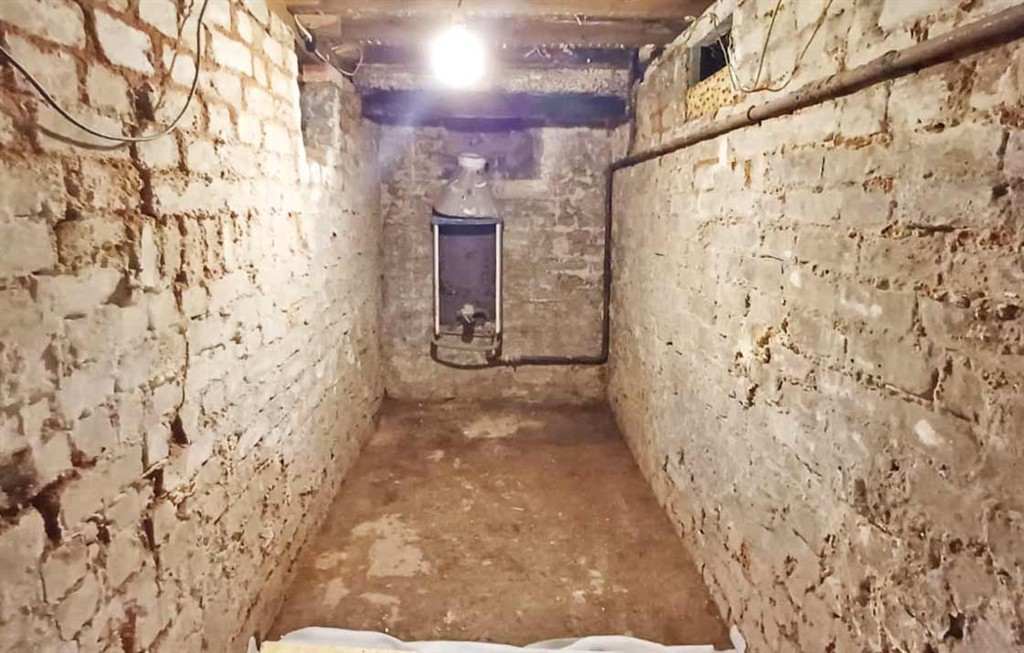 Basement Area, 42, Baldry Gardens, STREATHAM, London, SW16 3DJ