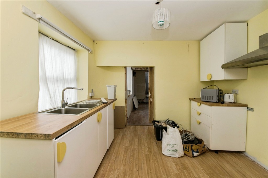 12, The Square, CULLOMPTON, Devon, EX15 3AA