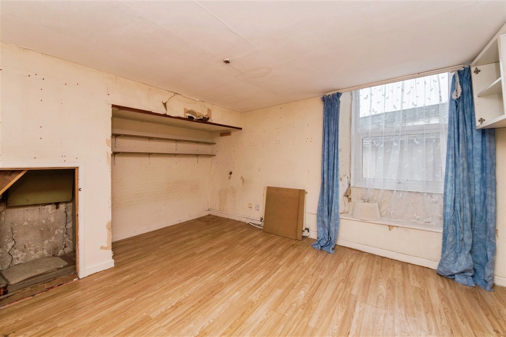 12, The Square, CULLOMPTON, Devon, EX15 3AA