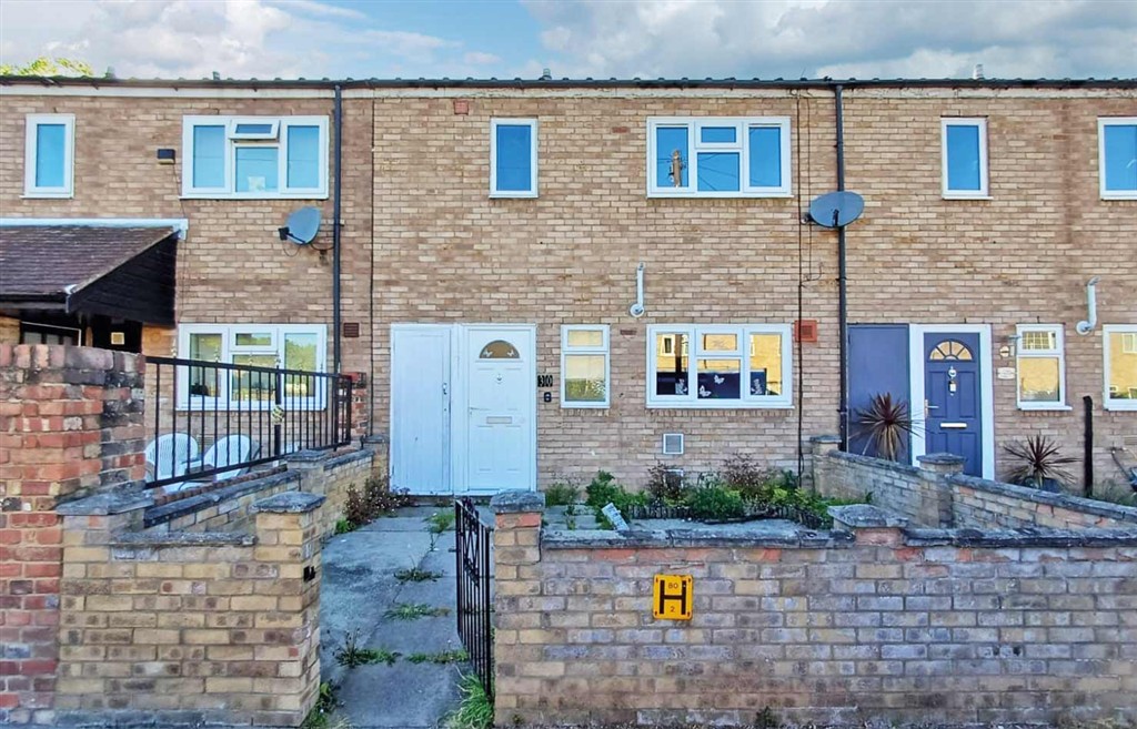 30, Castledine Road - Freehold three bedroom terrace house image 2