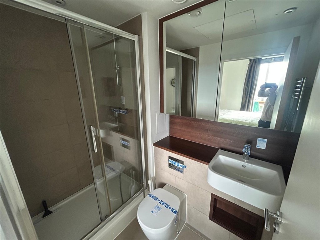 2102 Kew Eye Apartments, Ealing Road, BRENTFORD, Middlesex, TW8 0GA