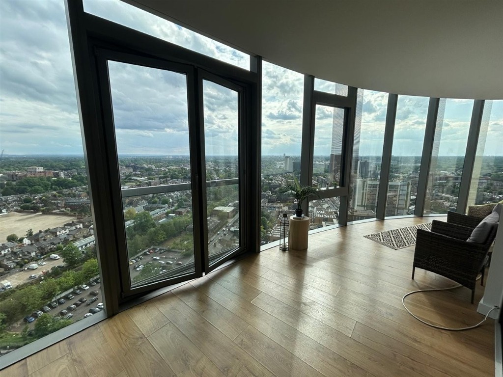 2102 Kew Eye Apartments, Ealing Road, BRENTFORD, Middlesex, TW8 0GA