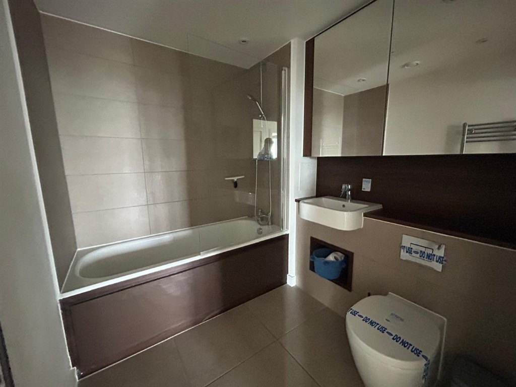 2102 Kew Eye Apartments, Ealing Road, BRENTFORD, Middlesex, TW8 0GA
