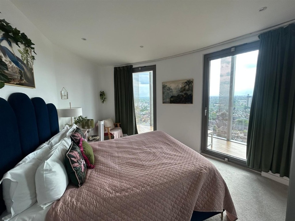 2102 Kew Eye Apartments, Ealing Road, BRENTFORD, Middlesex, TW8 0GA