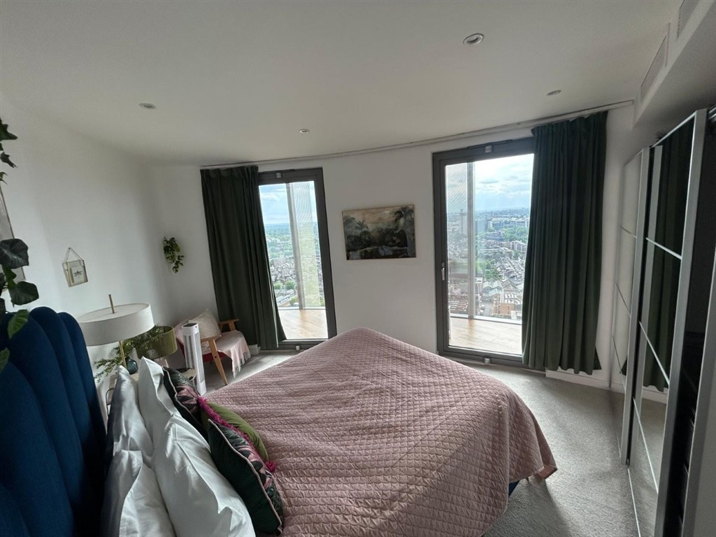 2102 Kew Eye Apartments, Ealing Road, BRENTFORD, Middlesex, TW8 0GA