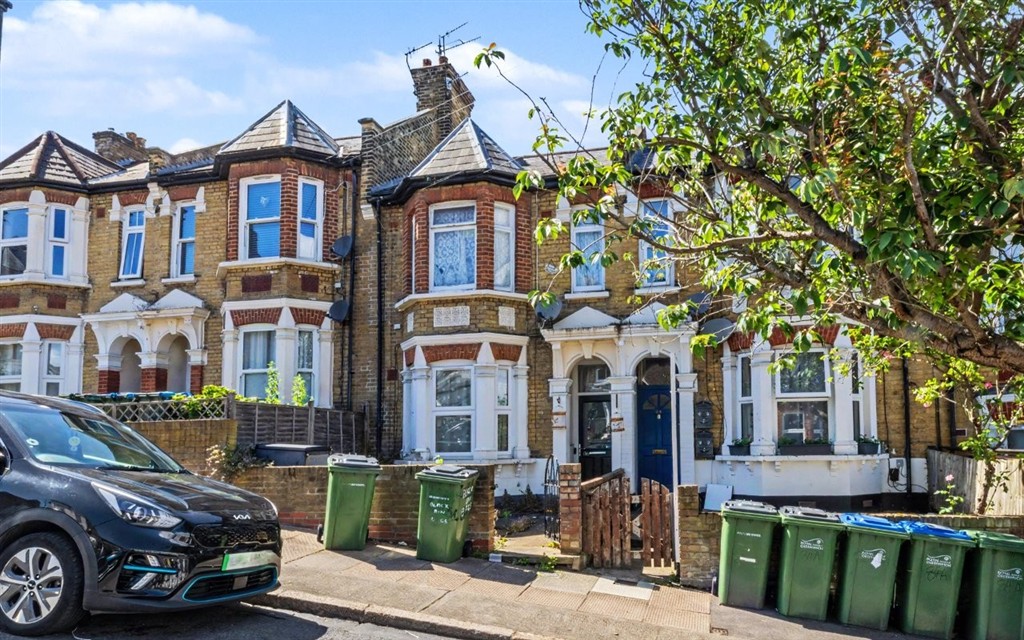 a, 86 Plum Ln, London SE18 3AQ