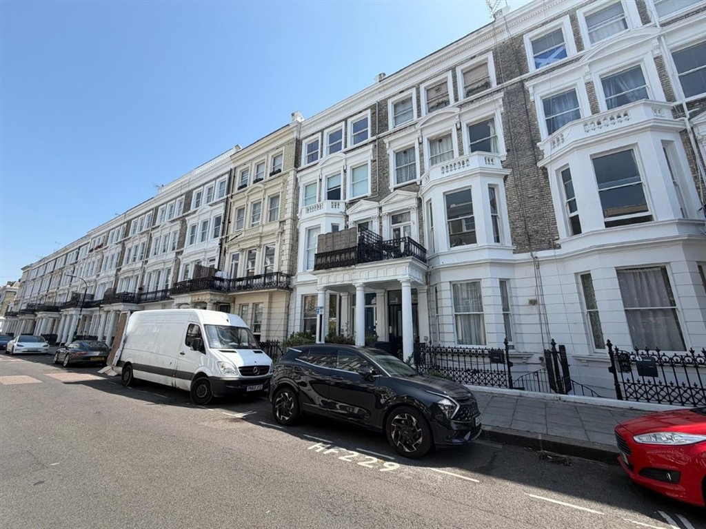 39D Castletown Rd, London W14 9HF