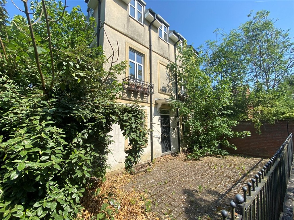 35, Elgar Close (& Garage), SWINDON, Wiltshire, SN25 2HG