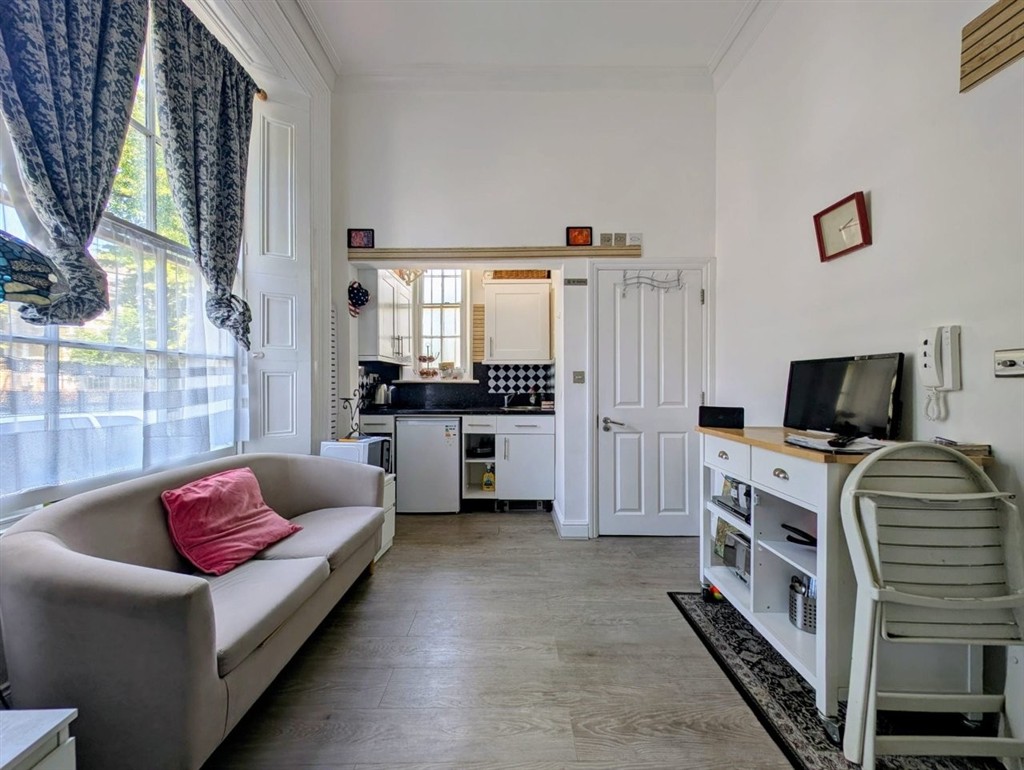 Flat M, The Lodge, 22, Leigham Court Road, STREATHAM, London, SW16 2PL