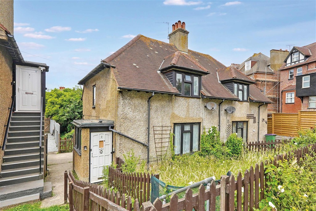 2 The Durlocks, Folkestone CT19 6AN