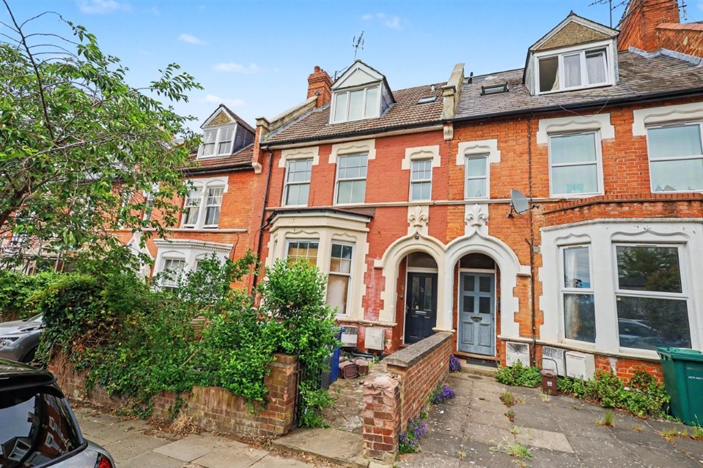 2 b, 22C Elm Park Rd, London N3 1EB