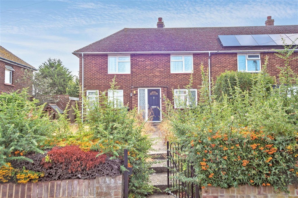 10 Hillside Ave, Queenborough ME11 5LE